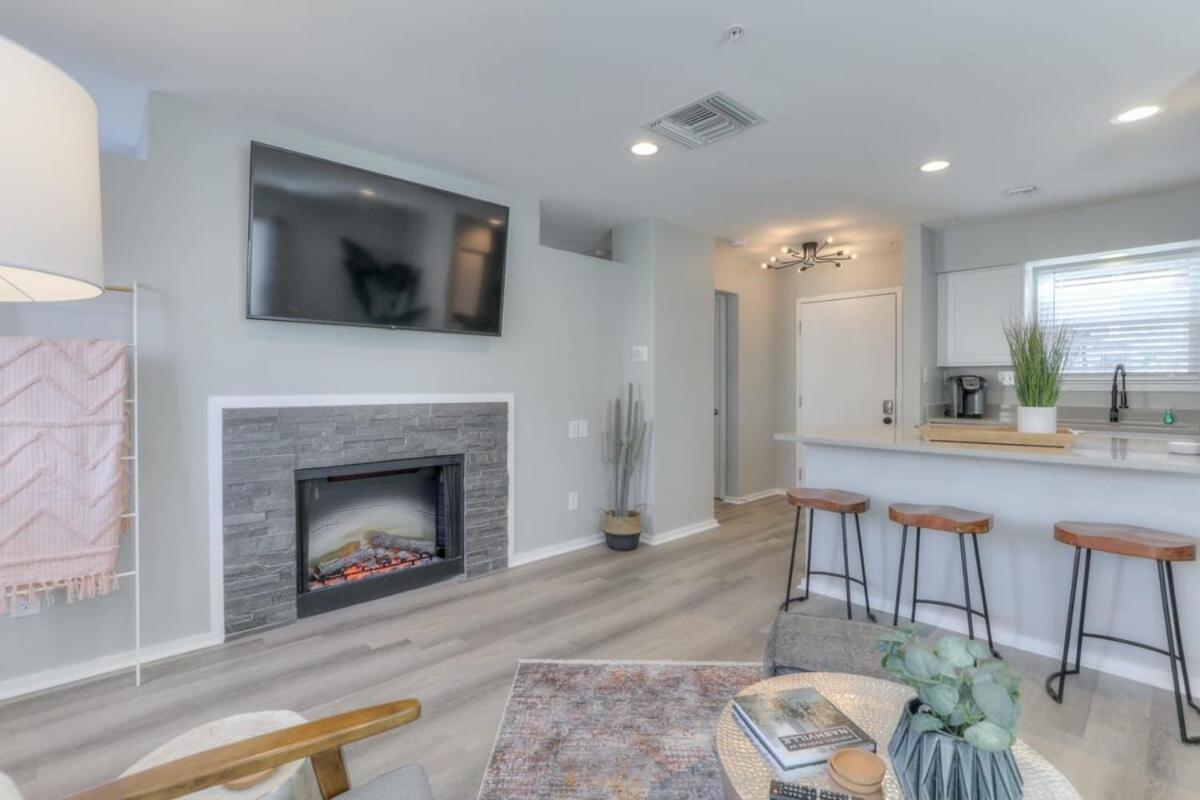Walk To Broadway Riverfront Condo With Pool Nashville Exteriör bild
