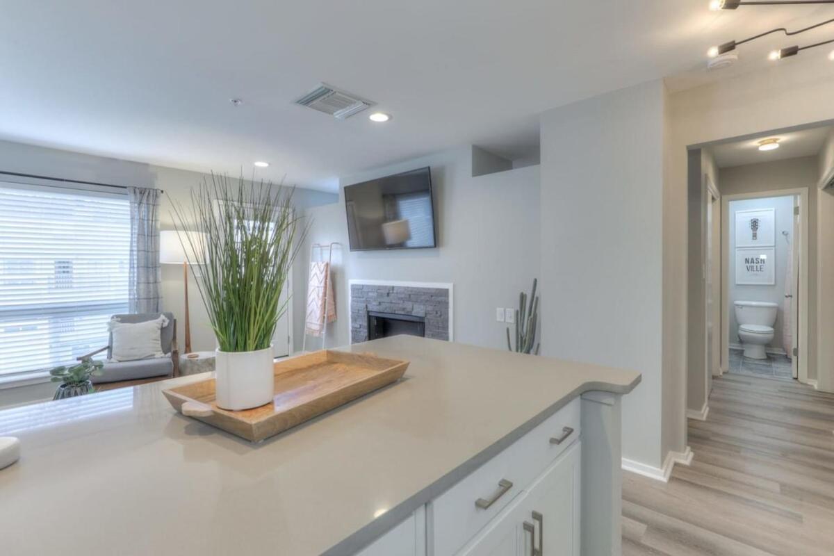 Walk To Broadway Riverfront Condo With Pool Nashville Exteriör bild