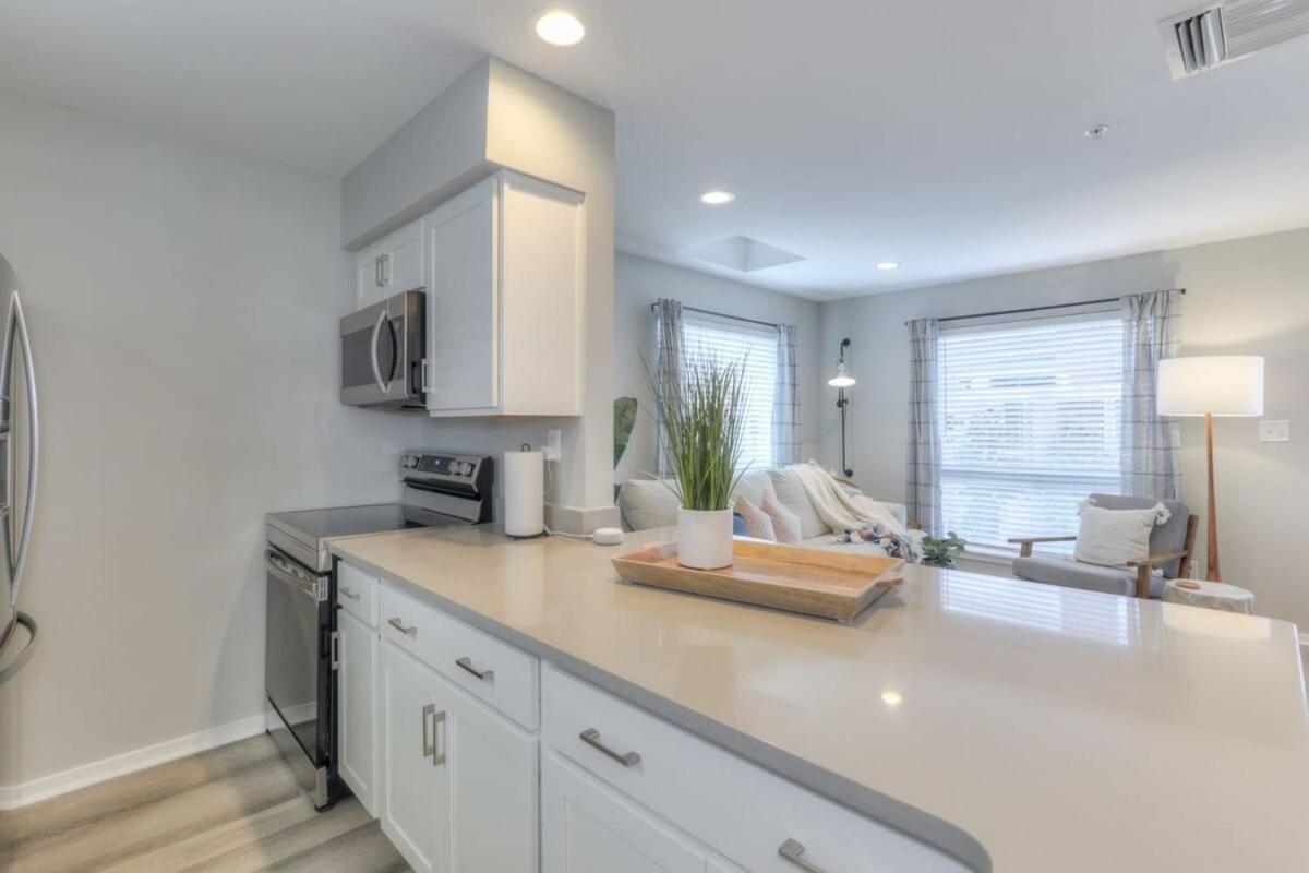 Walk To Broadway Riverfront Condo With Pool Nashville Exteriör bild