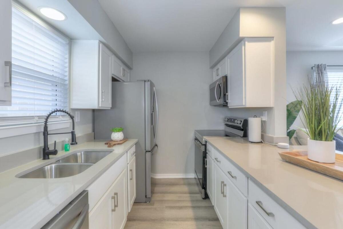 Walk To Broadway Riverfront Condo With Pool Nashville Exteriör bild