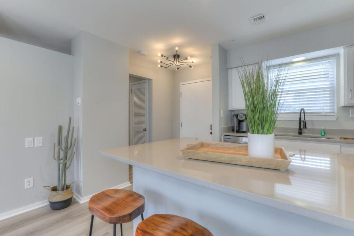 Walk To Broadway Riverfront Condo With Pool Nashville Exteriör bild
