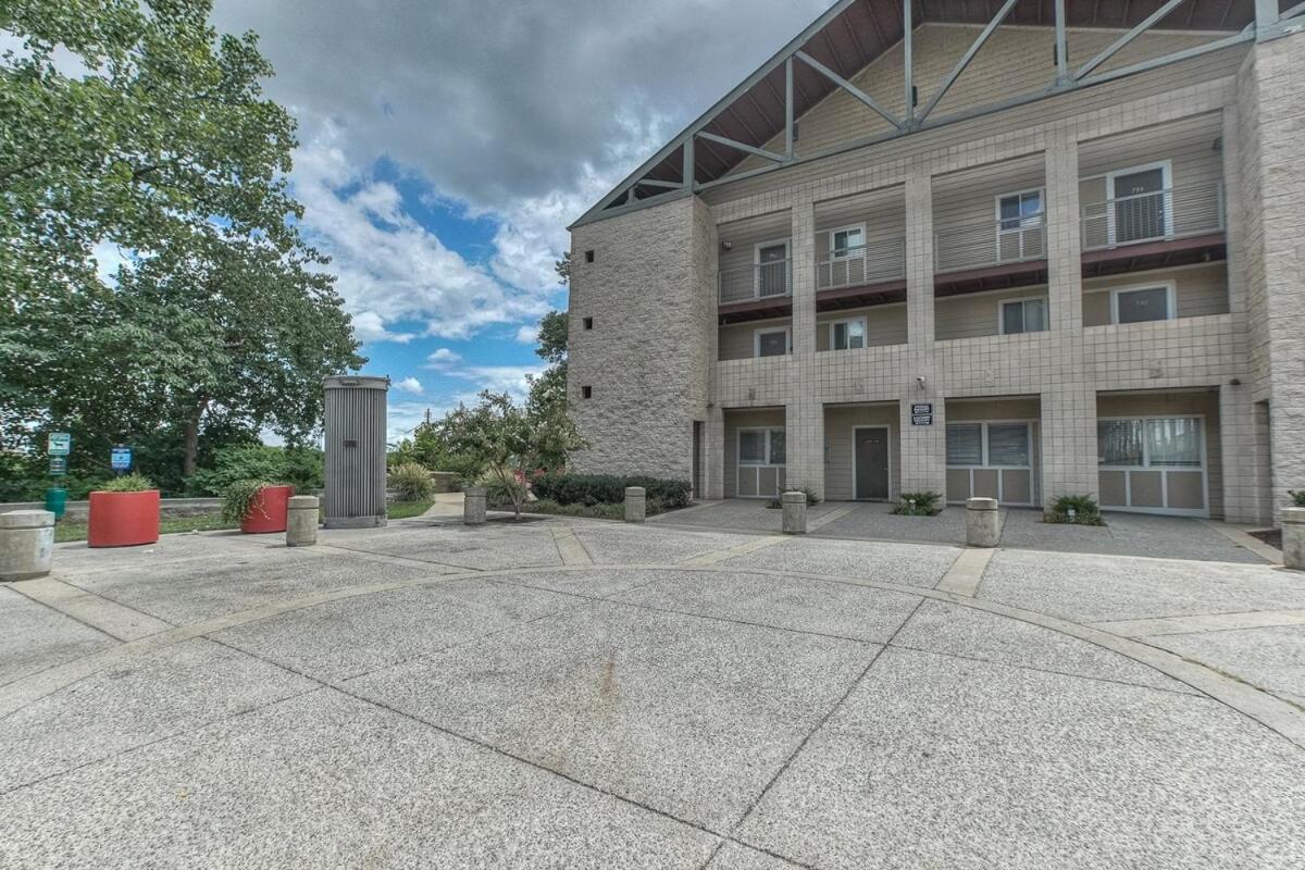 Walk To Broadway Riverfront Condo With Pool Nashville Exteriör bild
